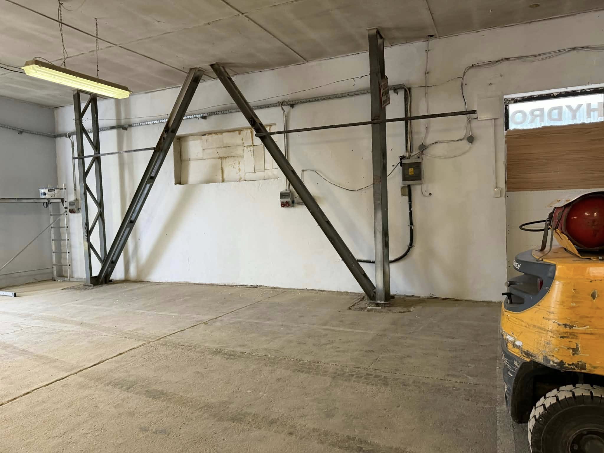 KIADÓ! Székesfehérváron a Takarodó úton 210 nm csarnok - Image 8