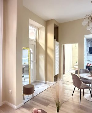 Eladó Budapest 7. kerület, Klauzál tér, felújított, elegáns lakás.