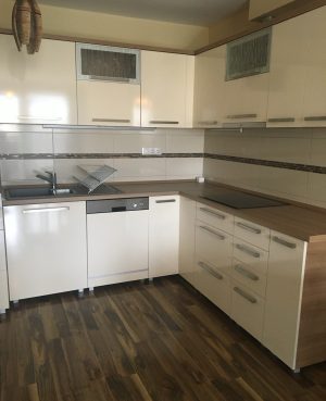 KIADÓ Sékesfehérvár, Gaja Liget Lakóparkban bútorozott, gépesített lakás, nagy erkéllyel