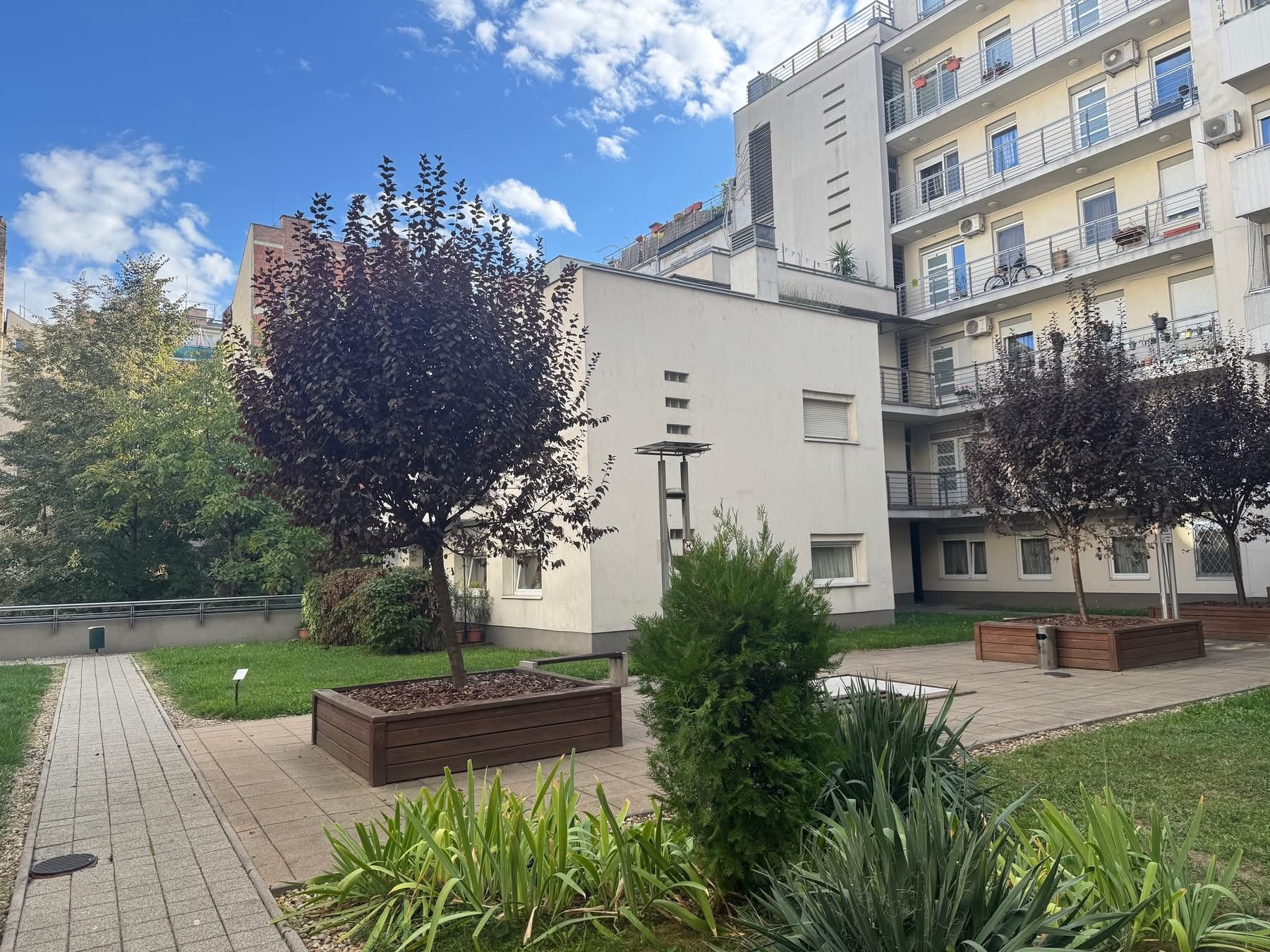 ELADÓ ízlésesen felújított, 57 m2-es nappali+hálószobás lakás, a Budapesten a 6. kerület Izabella-lakóparkban - Image 3