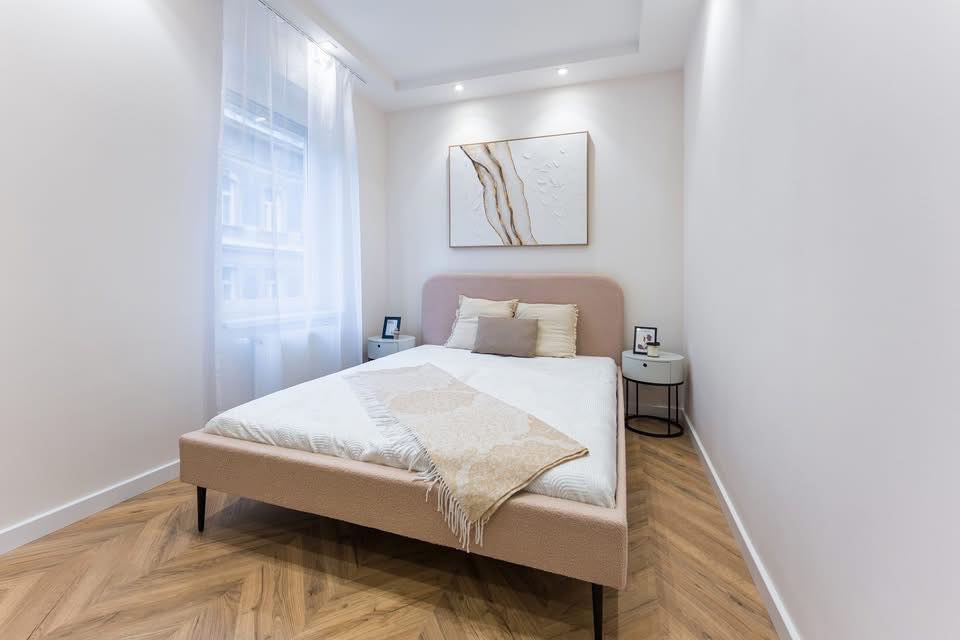 ELADÓ ízlésesen felújított, 57 m2-es nappali+hálószobás lakás, a Budapesten a 6. kerület Izabella-lakóparkban - Image 9