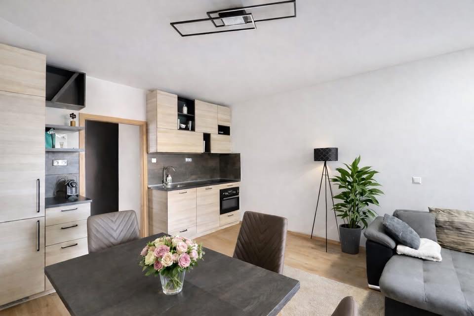 Eladó Budapest, 14. kerület, Zöldváros lakópark, 65m2-es, bútorozott és gépesített, erkélyes lakás