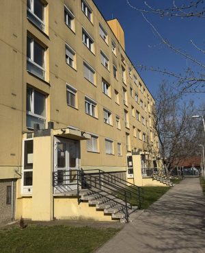 ELADÓ Székesfehérvár, Király soron felújított 1. emeleti panellakás