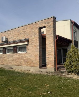 ELADÓ Székesfehérvár, Tasnádi utcában exkluzív családi ház parkosított udvarral, dupla garázzsal