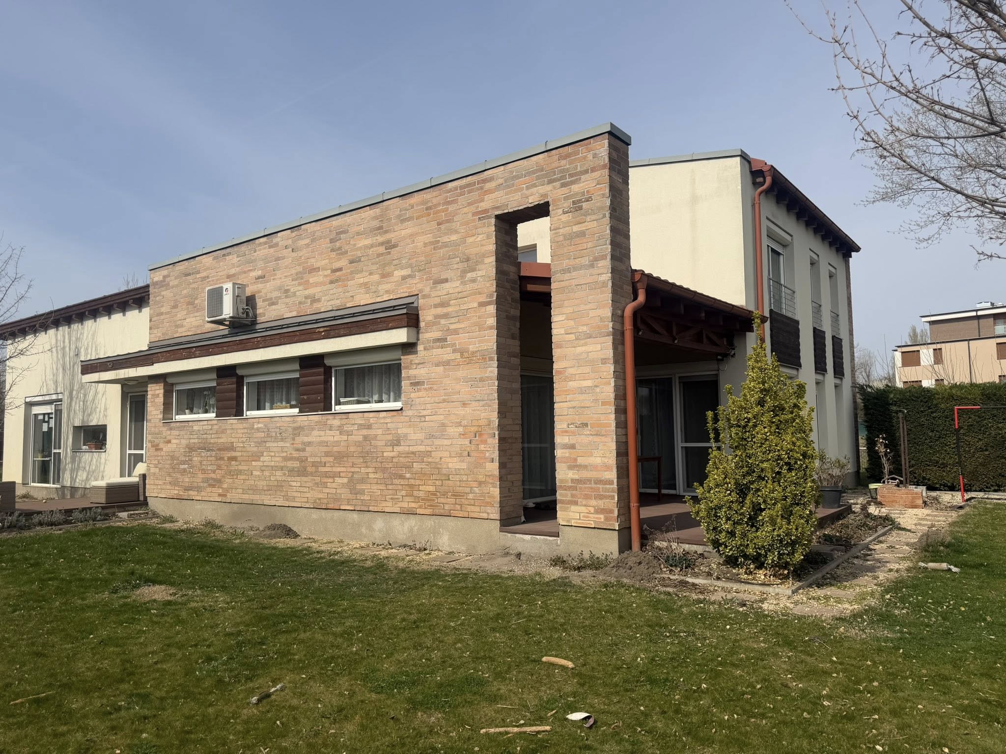 ELADÓ Székesfehérvár, Tasnádi utcában exkluzív családi ház parkosított udvarral, dupla garázzsal