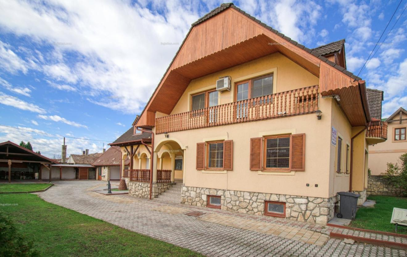 ELADÓ Tapolcán nagy alapterületű családi ház - Image 2