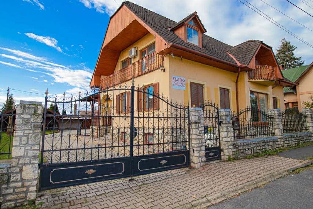 ELADÓ Tapolcán nagy alapterületű családi ház - Image 5