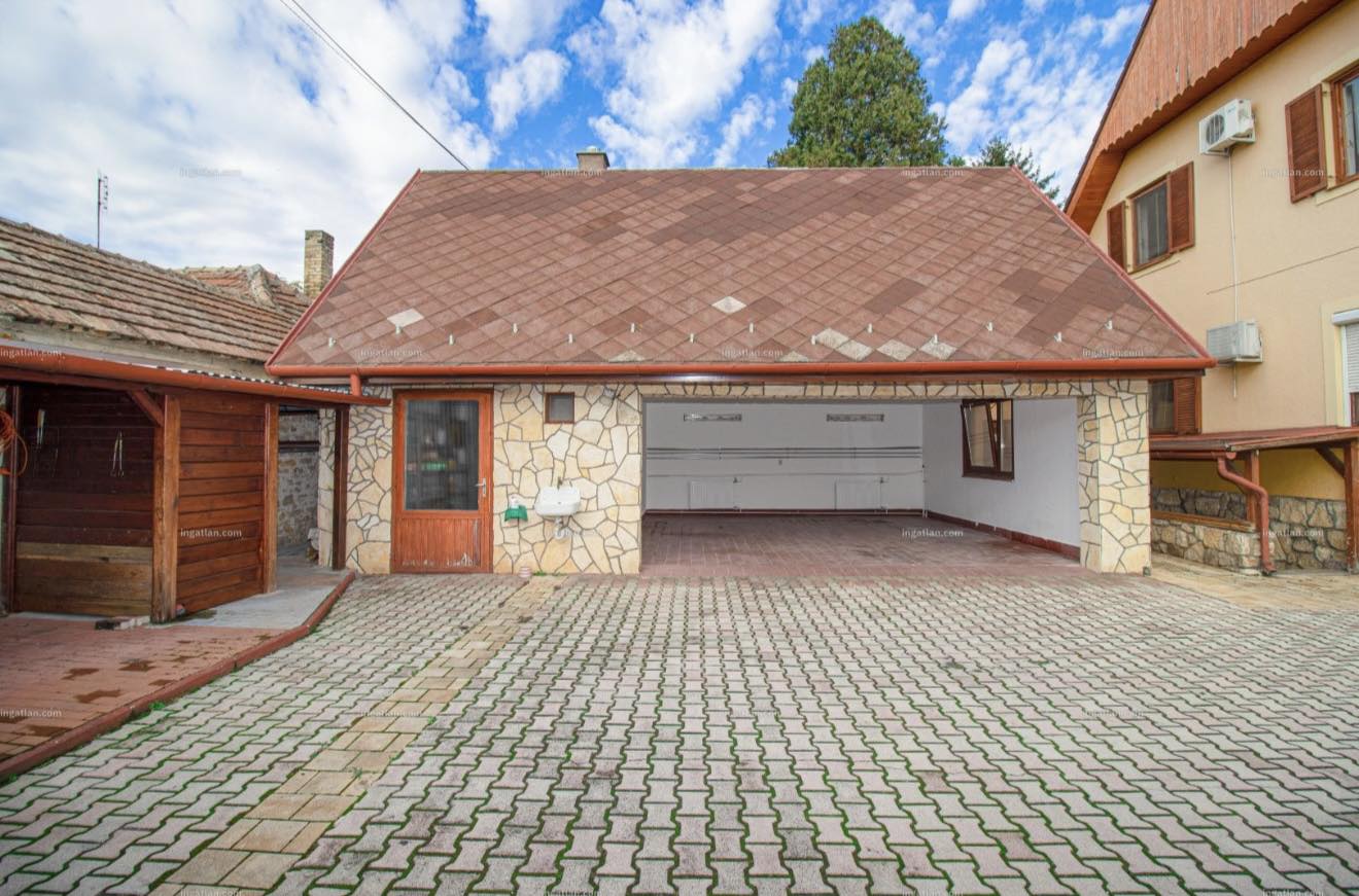 ELADÓ Tapolcán nagy alapterületű családi ház - Image 8