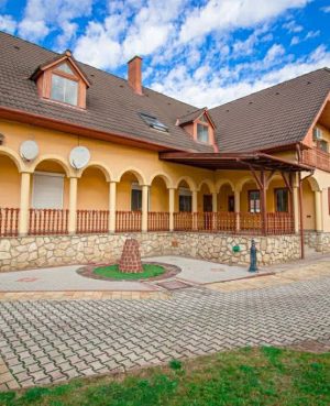 ELADÓ Tapolcán nagy alapterületű családi ház