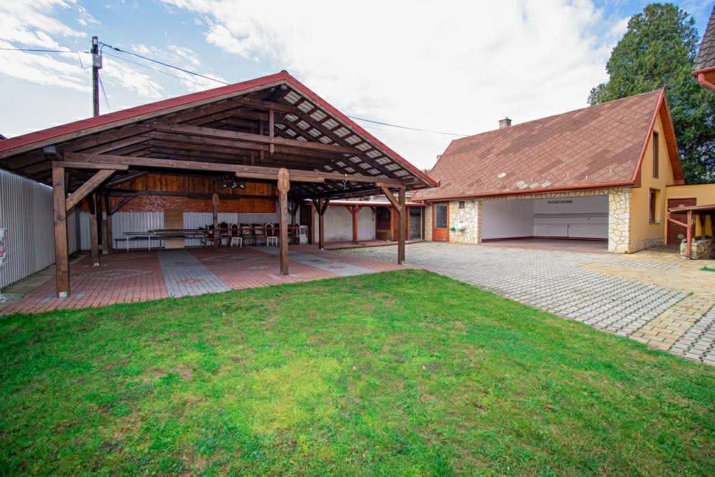 ELADÓ Tapolcán nagy alapterületű családi ház - Image 12