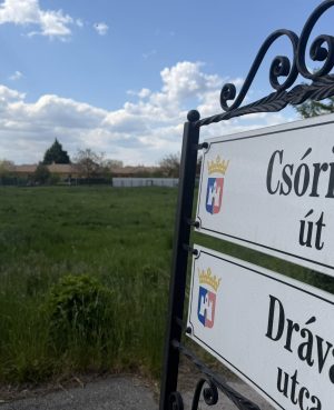 Eladó Székesfehérváron 6500 nm a sarok telek egyben vagy részrekre osztva is